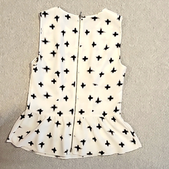 Smart Set Sleevless Blouse - Picture 2 of 5